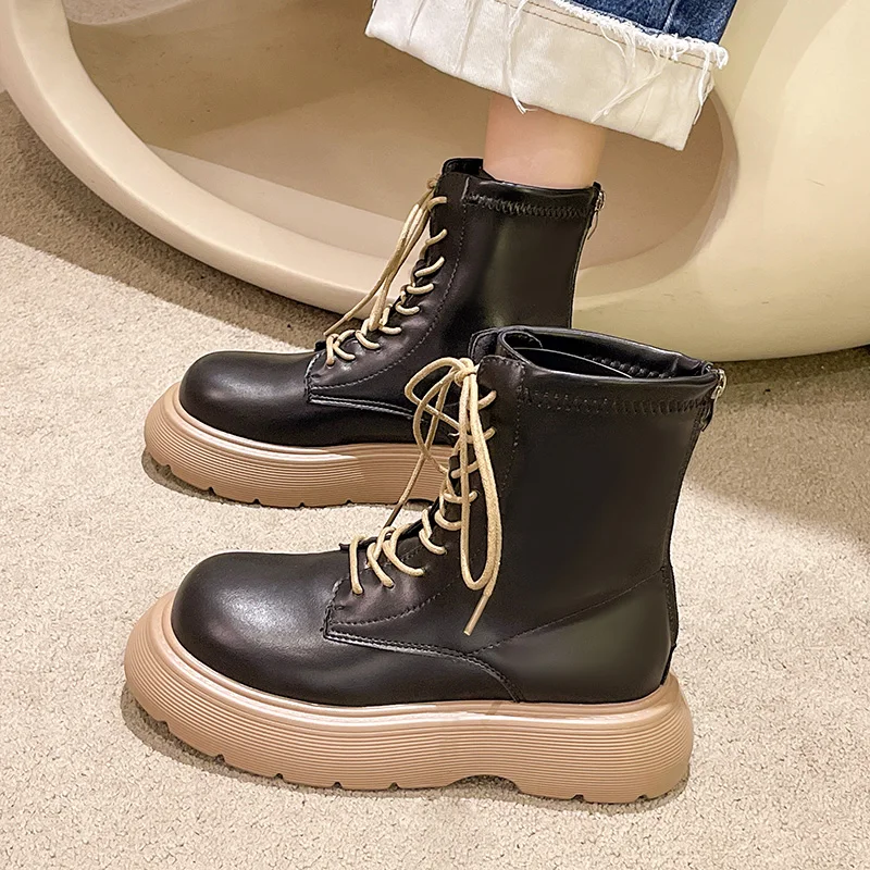 Женские ботинки на шнуровке коричневые с круглым носком плоской подошве