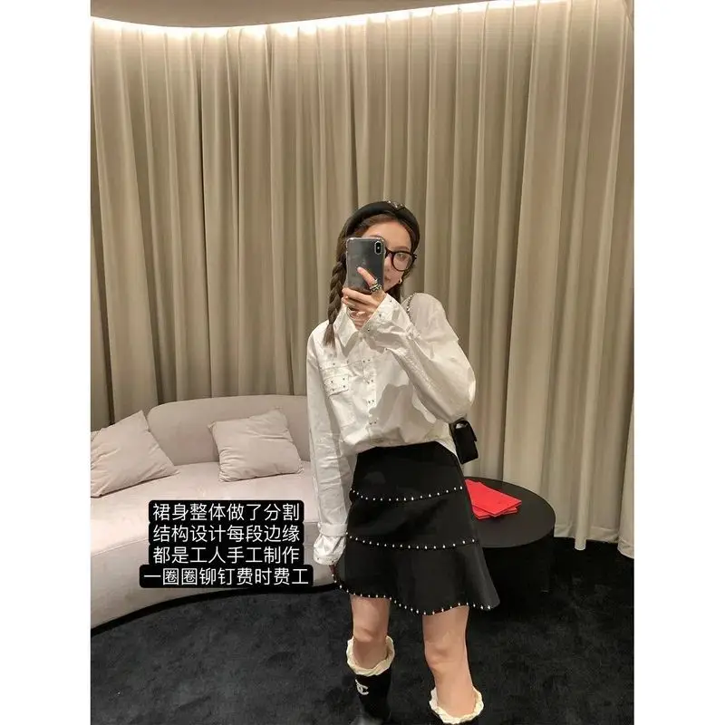 Черная женская юбка с заклепками новый осенний дизайн короткая утягивающая