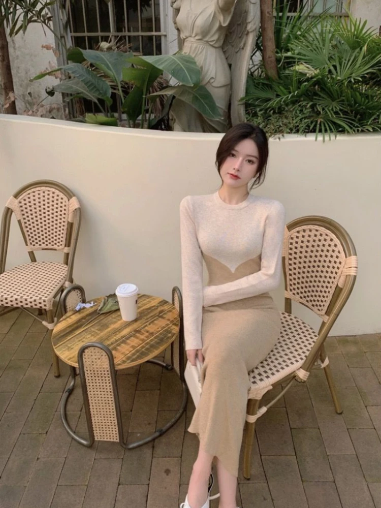 Женское трикотажное платье облегающее средней длины до колен элегантное и