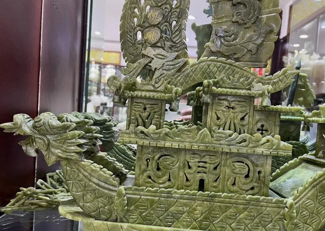 Китайский чистый зеленый нефритовый камень резной дракон лодка украшение для