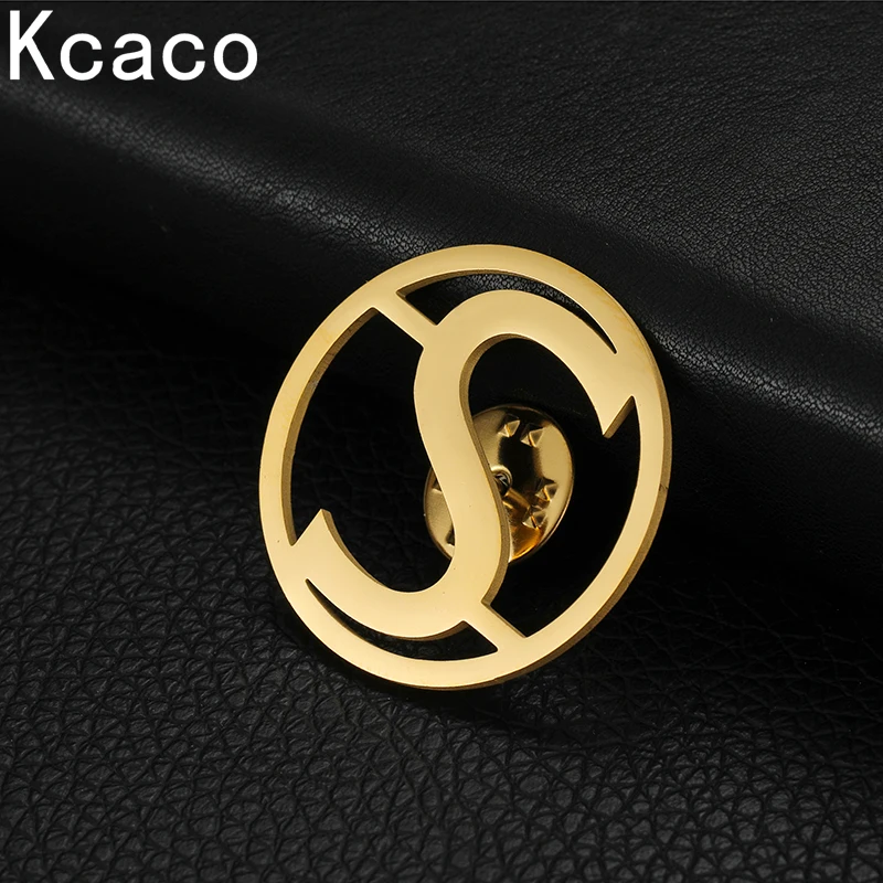 

Customized Initials Brooches Stainless Steel Letter Circle Shape Pin Badges Company Brooch Personalized Women Men Daily Pin Gift