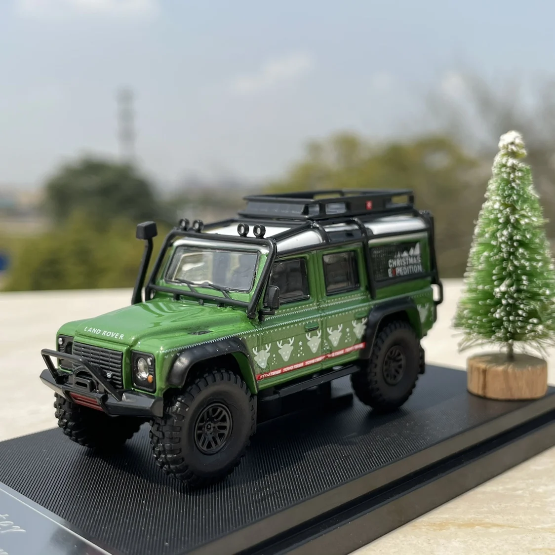 

Master 1/64 Scale Die-Cast Car Model Toys Land Rover Defender 110 SUV Diecast Metal Vehicle Toy For Boys Kids Gift Collection