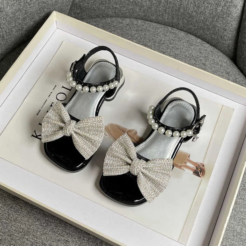 

2023 New Soft Breatheable Kids Fashion Princess Shoes Pearls Rhinestones Low Heels Bow Cute Girls Sandals Glossy Non-slip Flats