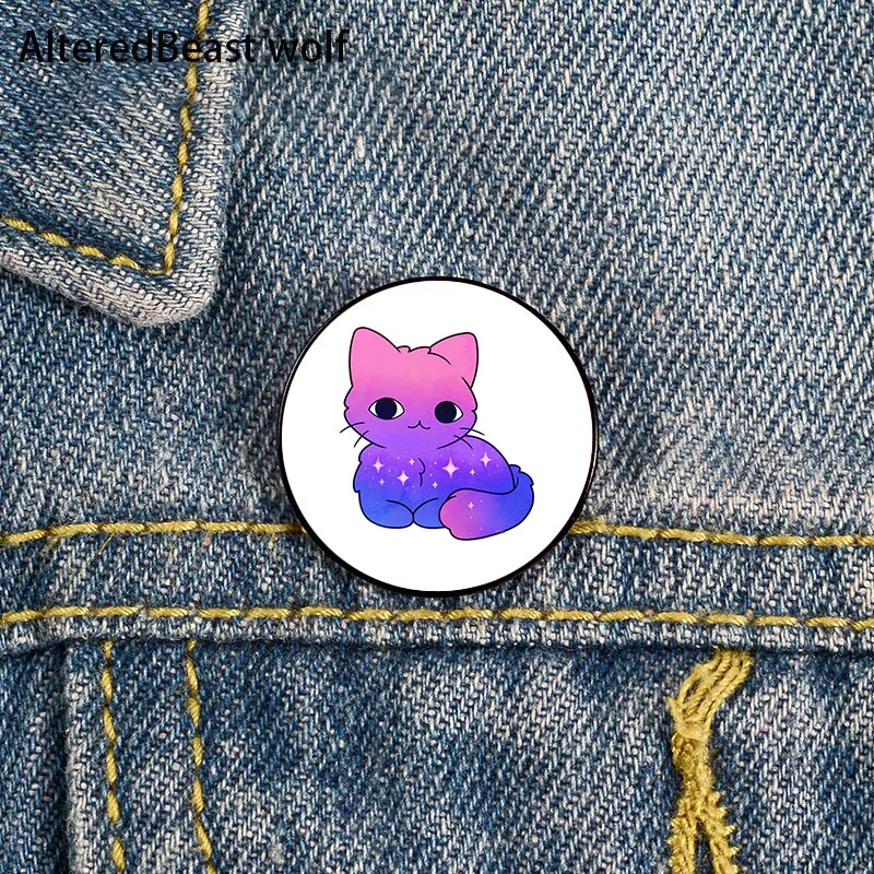 

Женская эмалированная брошь в виде кошки