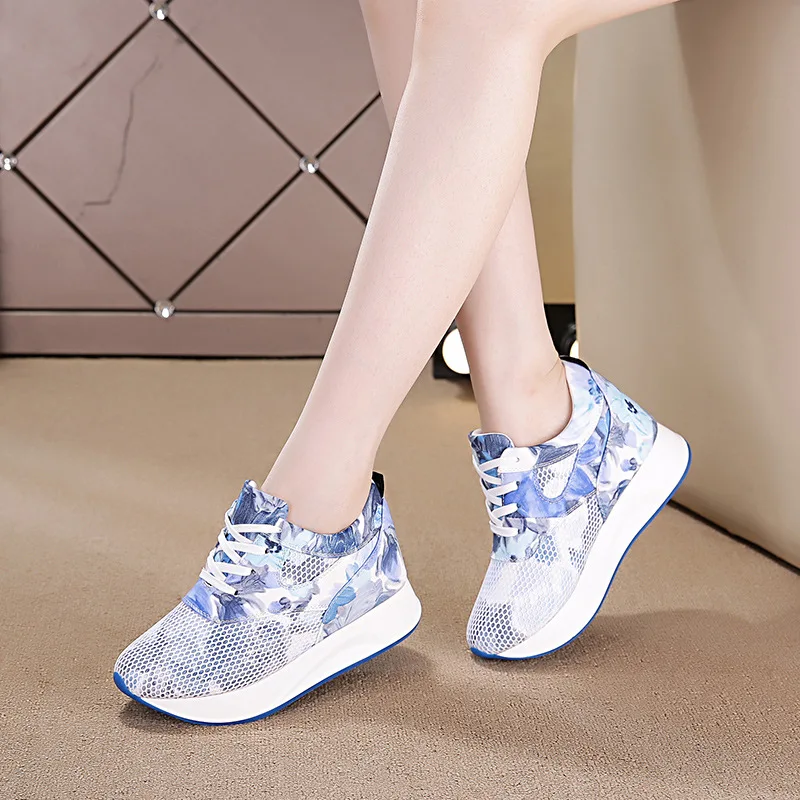 

Кроссовки женские сетчатые на танкетке, повседневная спортивная обувь с вулканизированной толстой подошвой, увеличивающие рост внутри, бе...