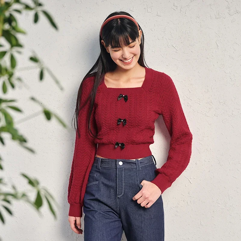 Женский короткий свитер с квадратным вырезом и бантом