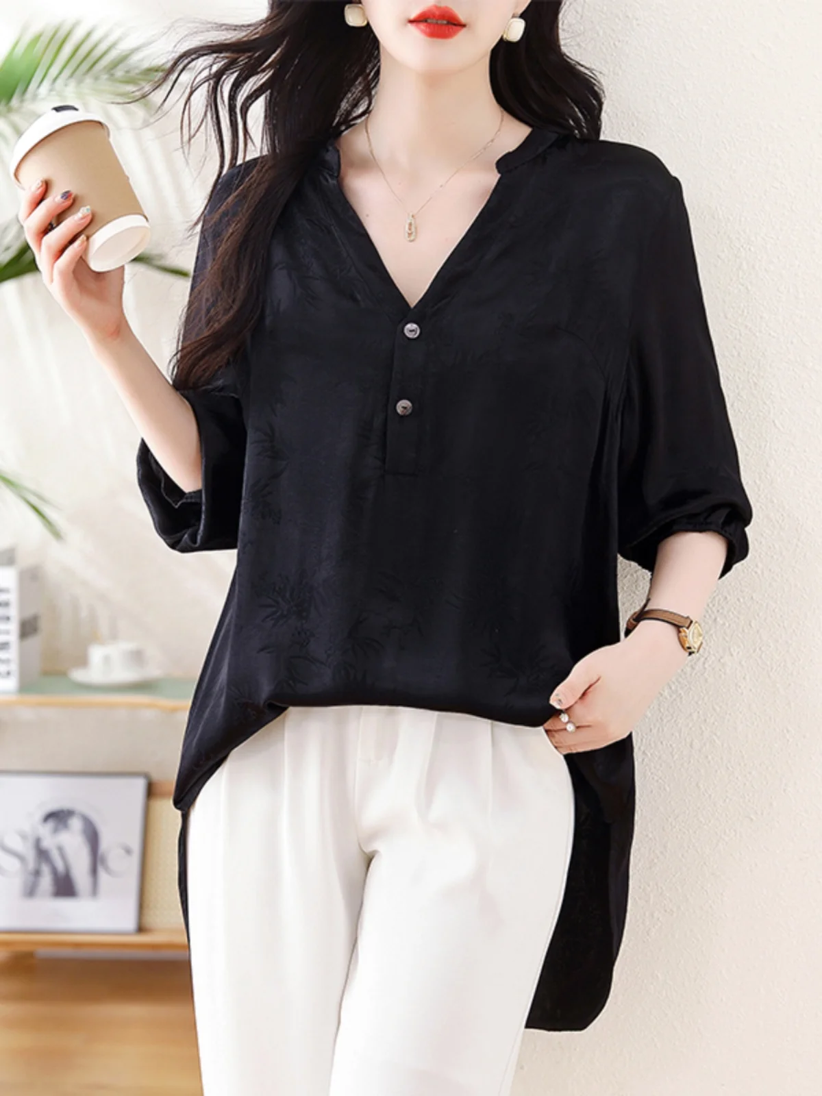 Рубашка женская с V-образным вырезом осень 2024