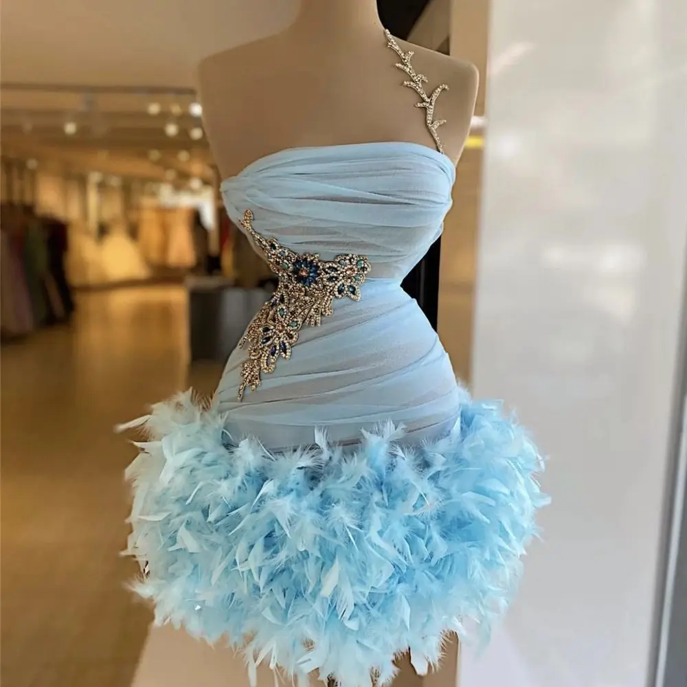 

Женское платье без бретелек, с бусинами и перьями