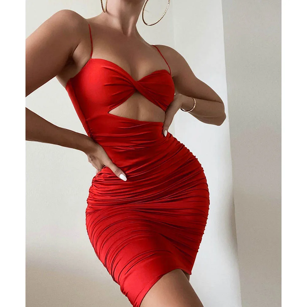 Женское летнее короткое платье без рукавов с вырезом на груди и открытыми