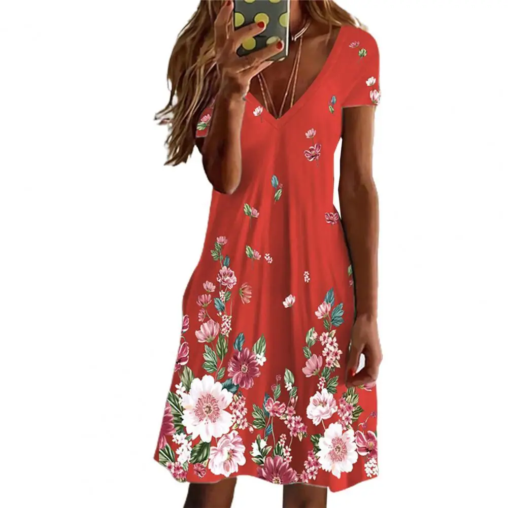 

Женское платье контрастных цветов с глубоким V-образным вырезом и цветочным принтом