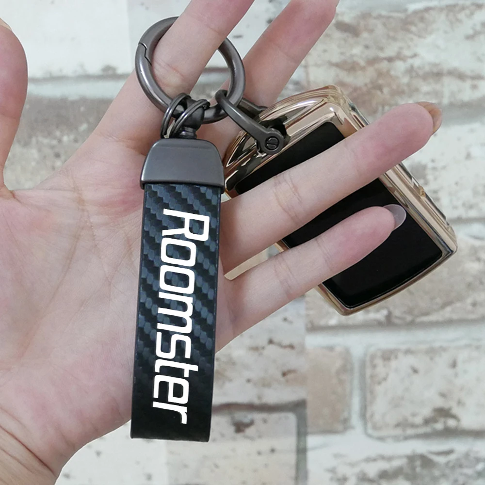 

High-Grade Car Keychain Ring Carbon Fiber Metal Keychain Horseshoe Buckle for Skoda Roomster Car Accessories roomster Key chain