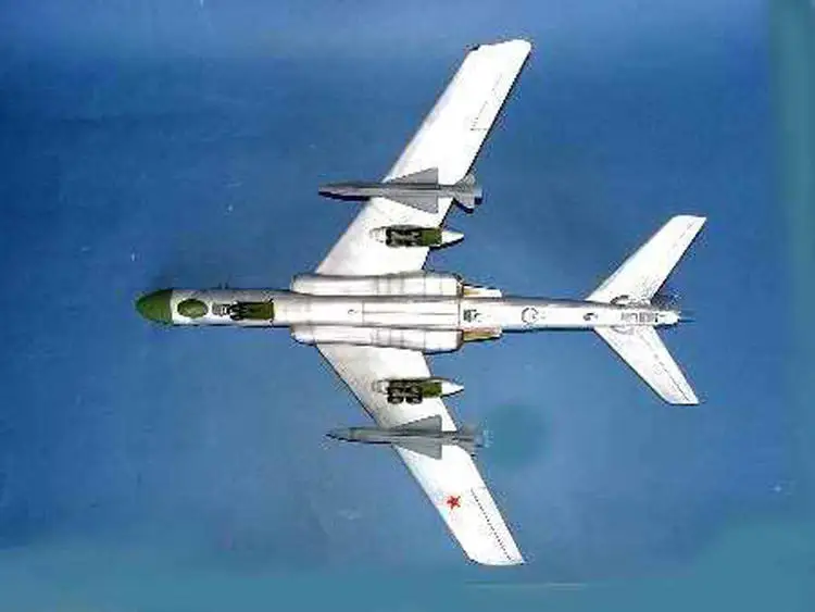 Trumpeter 01613 Комплект модели самолета 1/72 Tu-16J-10 Борсук C Истребитель Варшава