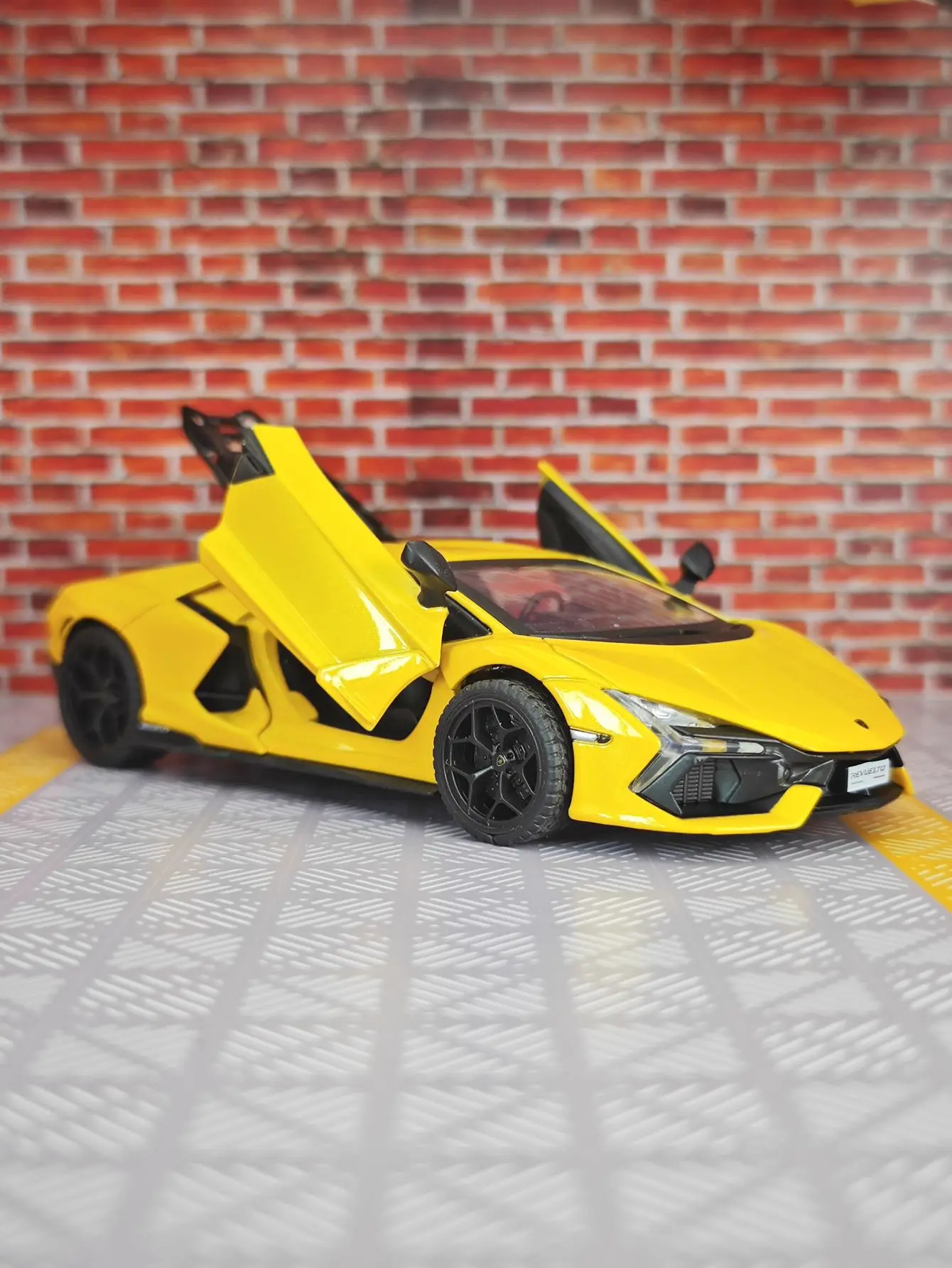 Фото Модель автомобиля Lamborghini Revuelto из сплава металлов в масштабе 1:32 с открывающимися дверями, имитацией звуковых и световых эффектов, богатой детализацией. №3
