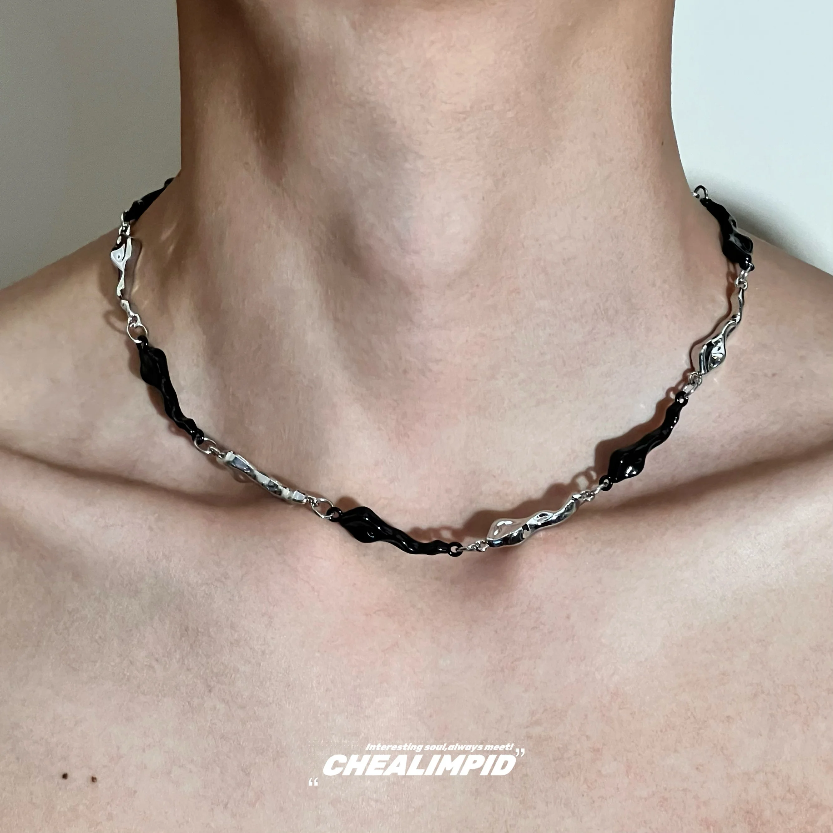 Чеальimpid/. Нерегулярная волна черно-белое лоскутное ожерелье контрастного цвета