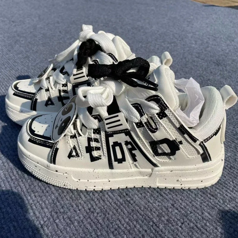 

Men Breathable Comfortable Graffiti Sport Shoes Black White Panda Applique Sneakers High Quality Trendy Fashion Basketball Shoes