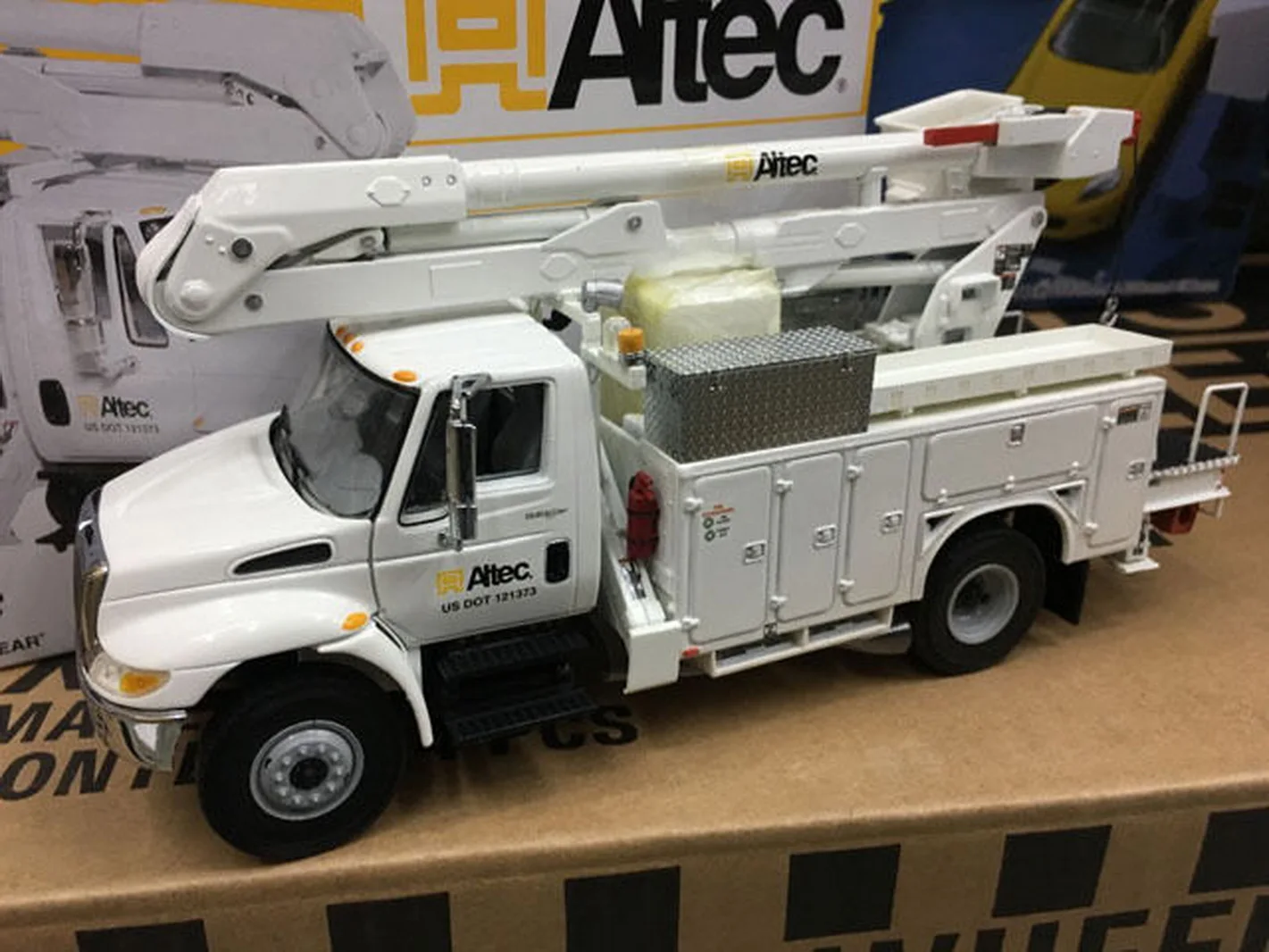 

First Gear 1/34 Altec International Aerial Device Utility Truck Diecast Model