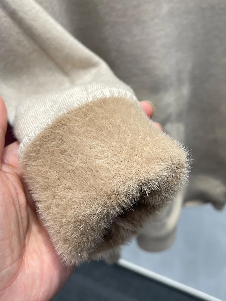 Плотный бархатный свитер с высоким воротником