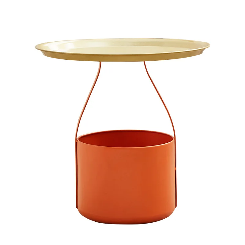 

Каменная плита, простой журнальный столик, несколько углов стола в маленькой квартире, домашняя гостиная