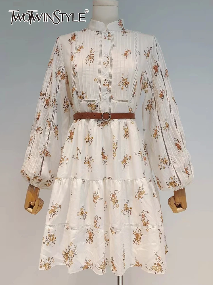 

Женское мини-платье TWOTWINSTYLE, свободное платье с цветочным принтом и воротником-стойкой, с длинным рукавом и высокой талией, Новинка