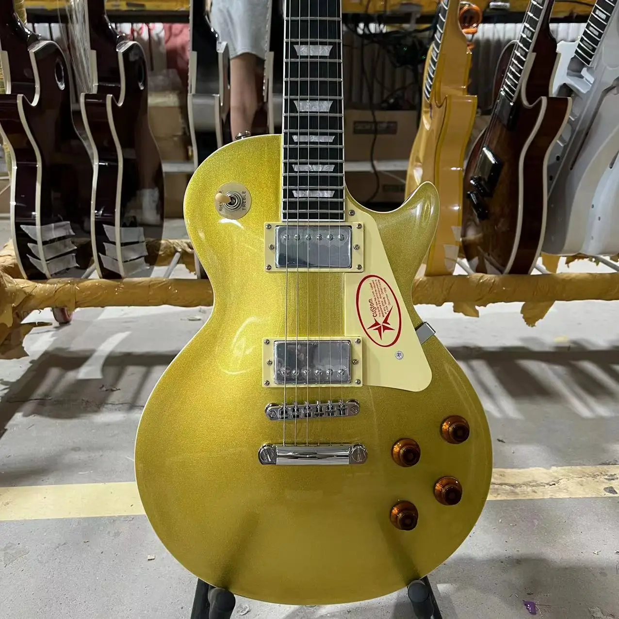 

Standard Electric Guitar Gold Maple Top Mahogany Body Rosewood Fingerboard Star Pickguard Chrome Hardware Free Shipping