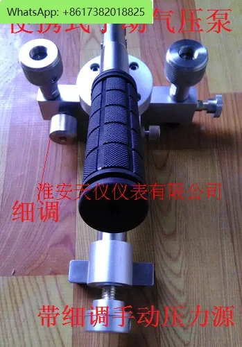 Портативный ручной насос давления с источником точного газа.