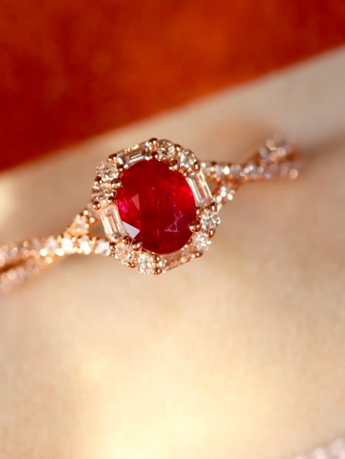 Серебряное кольцо 925 пробы с натуральным рубелитом и необычным дизайном.