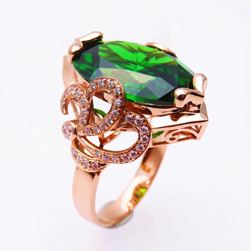 Роскошные изысканные кольца из фиолетового золота 585 пробы с изумрудным
