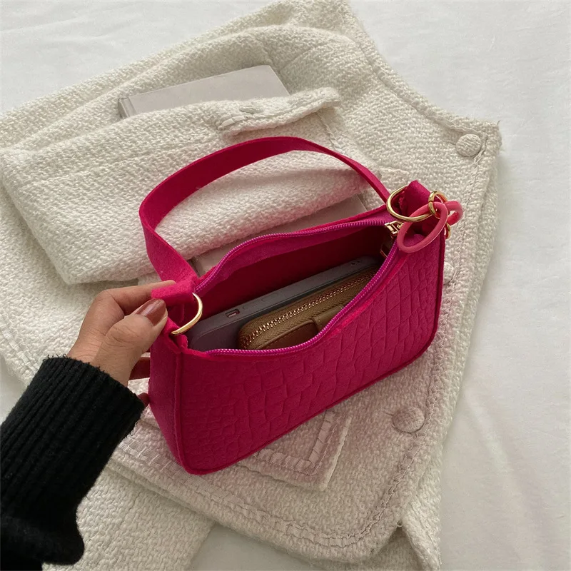 One Shoulder Bag 2023 New Women's Subaxillary Bag Niche Design Advanced Texture Armpit Handbag Crescent Saddle Bag Dermatoglyph