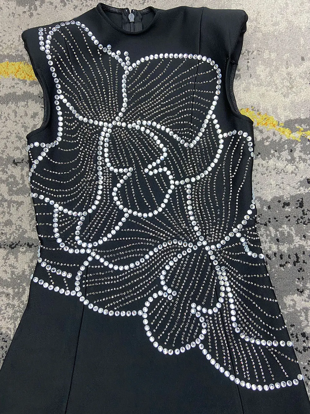 Женское длинное платье-трапеция без рукавов с круглым вырезом