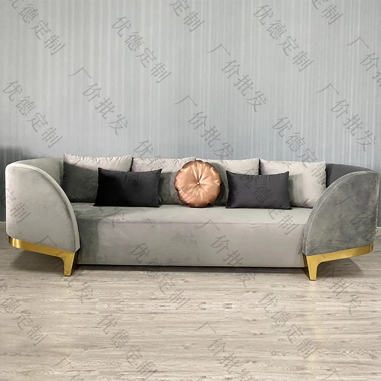 Трехместный диван для отдыха из позолоченной нержавеющей стали