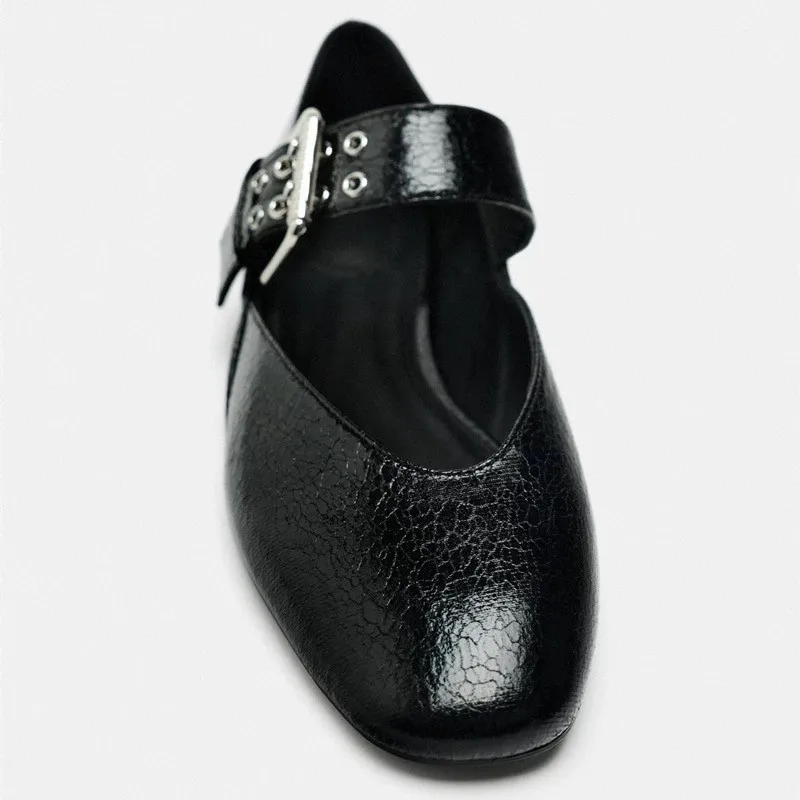 Женские туфли с пряжкой на плоской подошве