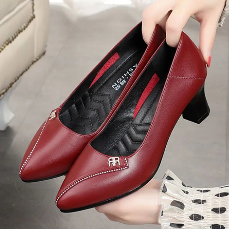 Женские милые черные весенние туфли без шнуровки на квадратном каблуке с острым