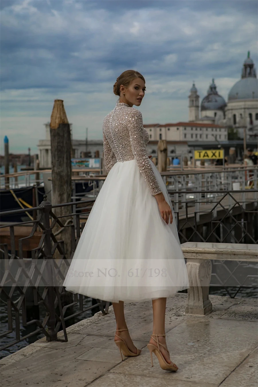 Короткое свадебное платье с сияющими пайетками высоким вырезом и длинными
