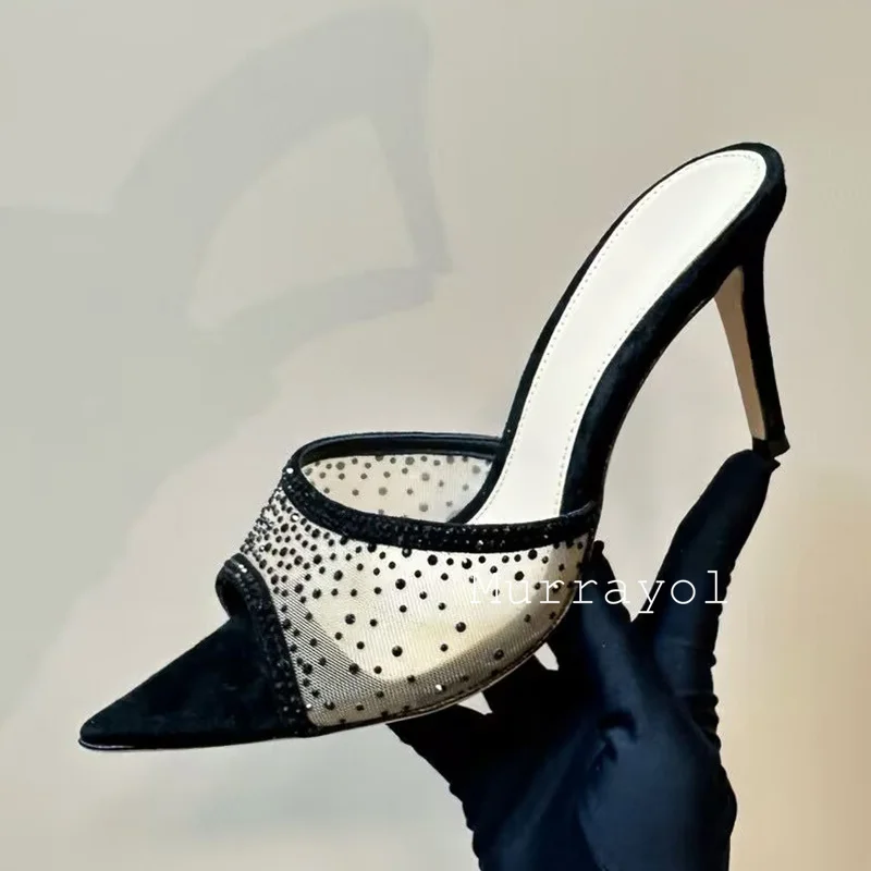 Новые сандалии на тонком высоком каблуке с острым носком и сетчатым ремешком