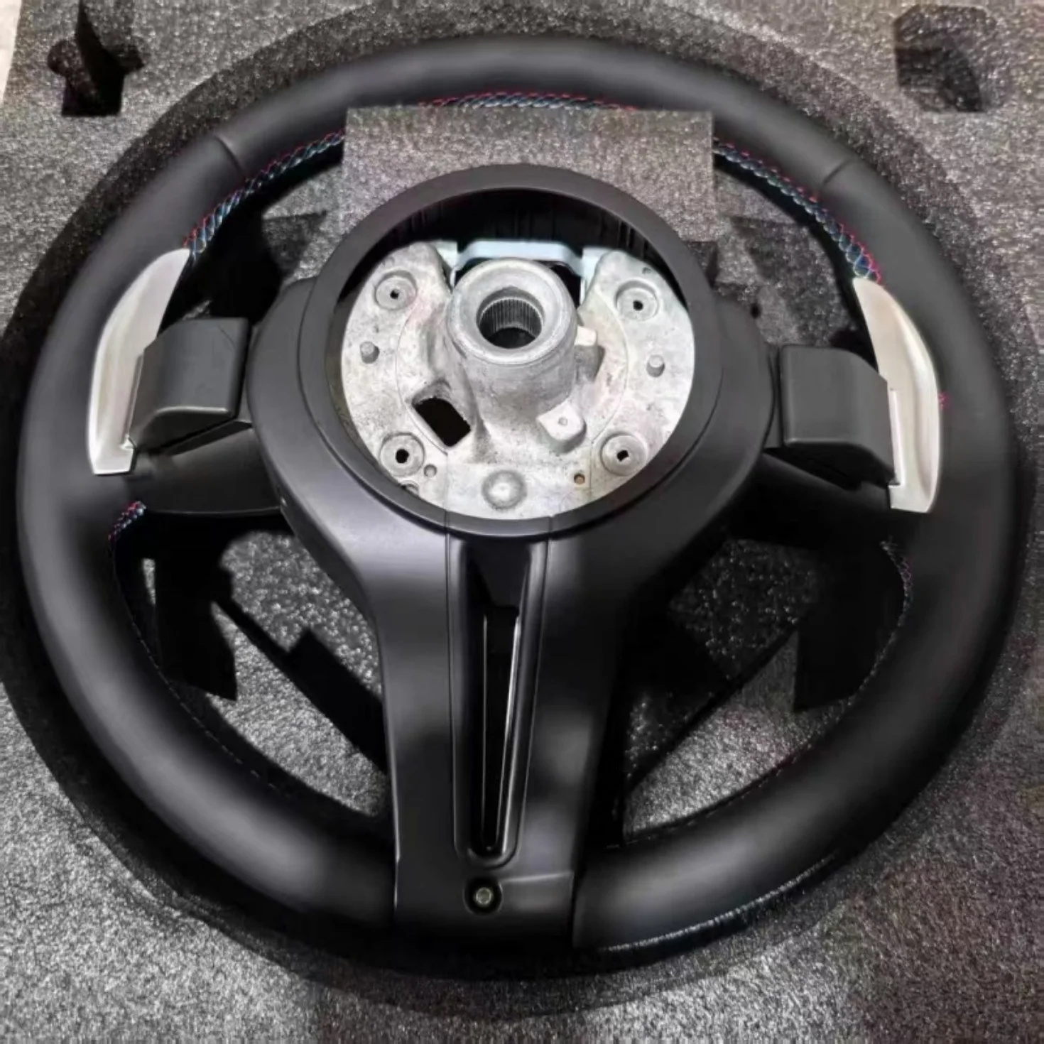 Фото Индивидуальная кожаная отделка руля для BMW M3, серий F (F36, F30, F10, F15, F20, F22, F25, F32, F01, F02, F06, F07) и M5, автоаксессуары №2