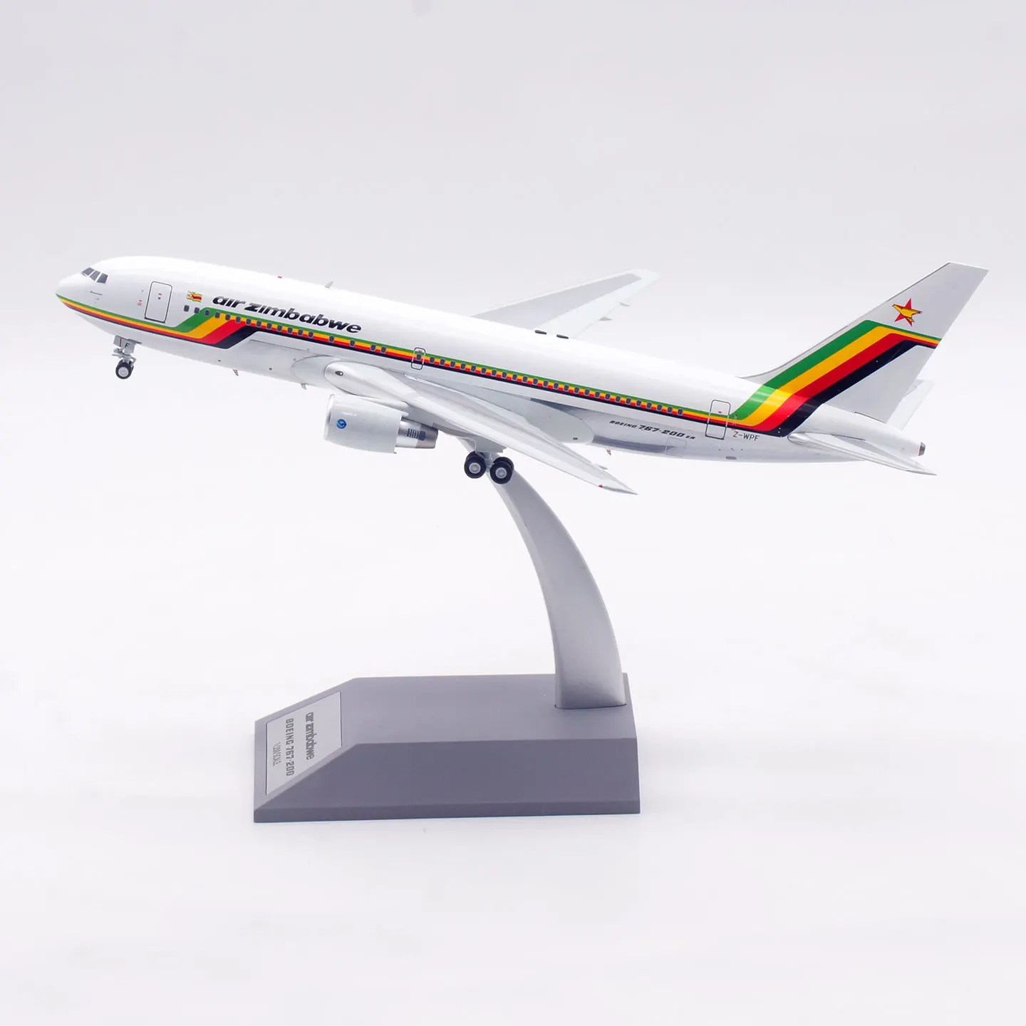 Фото IF762UM0526P Коллекционная модель самолета из сплава INFLIGHT 1:200 Air Zimbabwe Boeing B767-200 