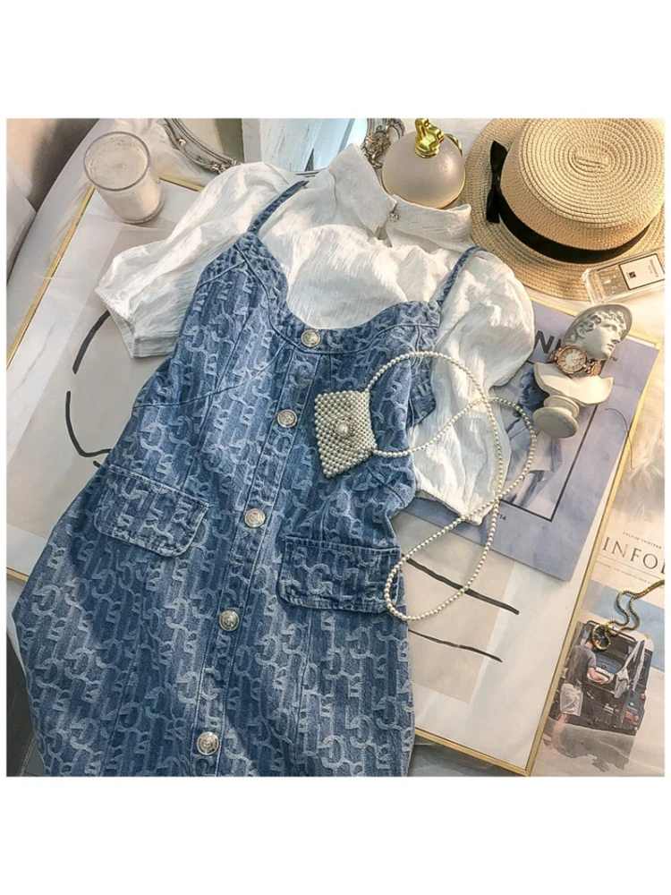 Женская голубая жаккардовая джинсовая юбка на подтяжках яркая белая футболка с