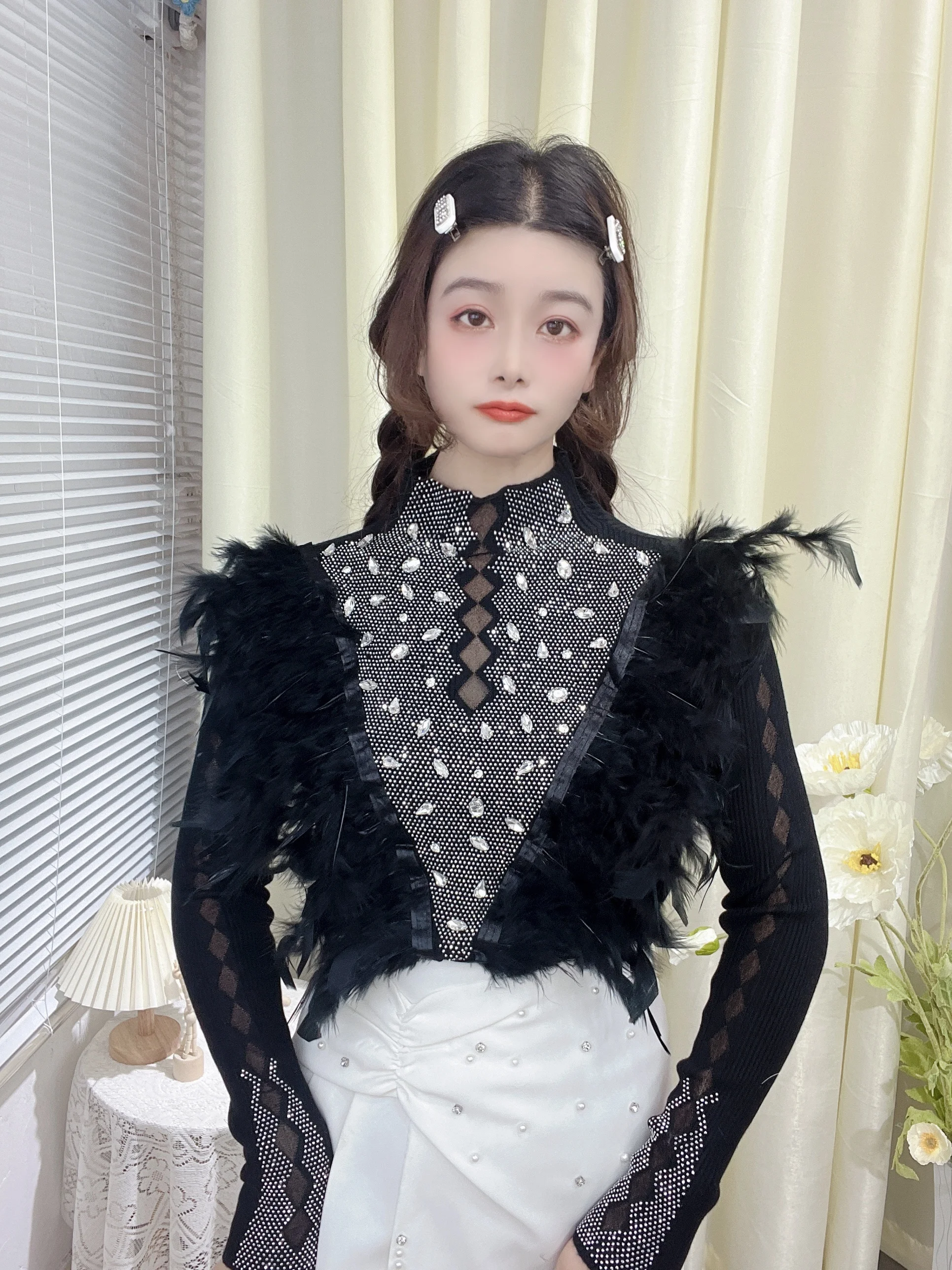 Женская трикотажная рубашка-свитер с воротником-стойкой и стразами