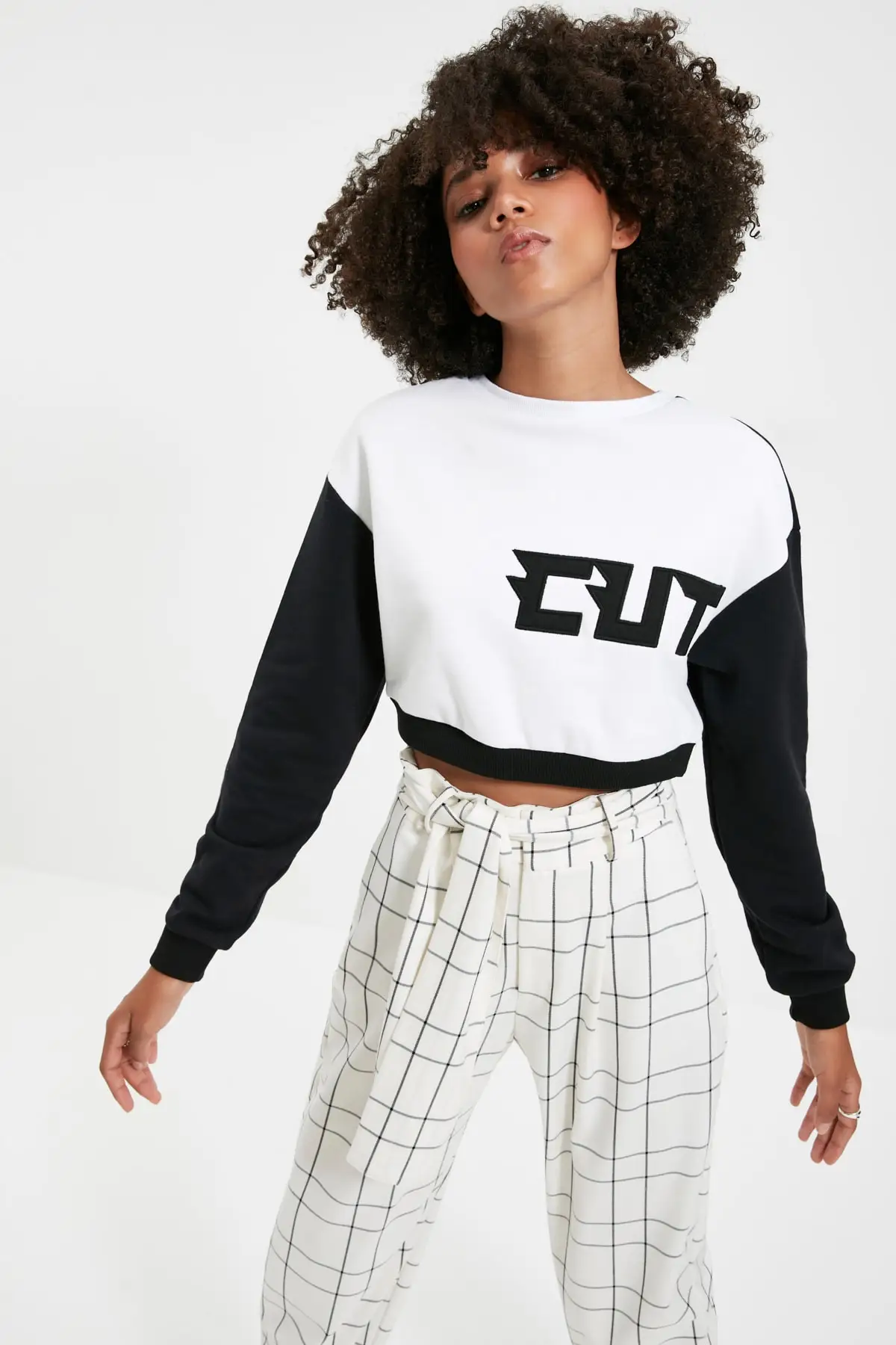 Укороченный трикотажный свитшот с принтом трендовые TWOAW22SW0173 | Женская одежда