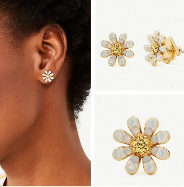 

Ослепительные серьги-гвоздики в виде маргаритки с опалом