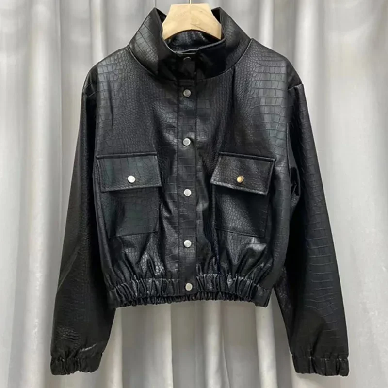Женская кожаная куртка со змеиным узором приталенная гладкого силуэта