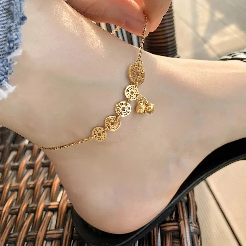 Купи Classic Coin Bell Pendant Titanium Steel Gold Anklet For Woman Fashion Korean Ankle Jewelry Girl's Sexy Swimsuit Party Anklet за 187 рублей в магазине AliExpress