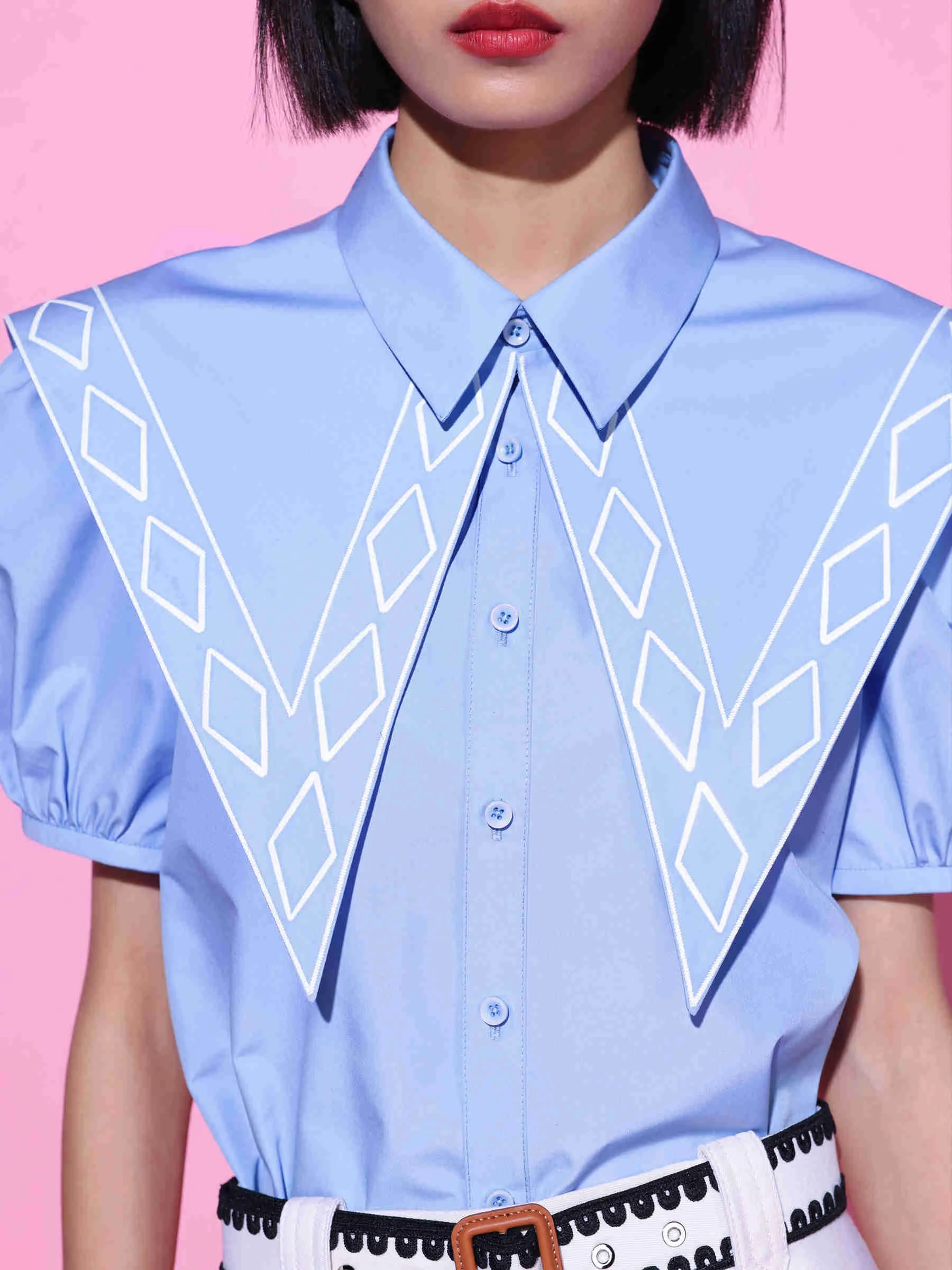 Модель 6/16 года рубашка Xiaojingjia с французским острым вырезом яркая женская