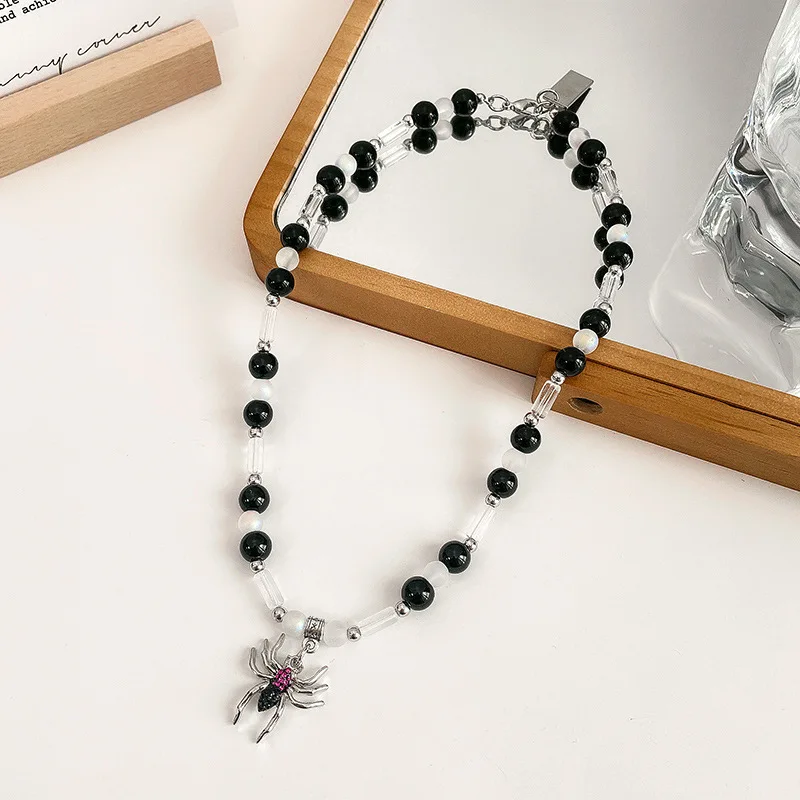 Темная персонализированная короткая цепочка на ключицу с бриллиантами и