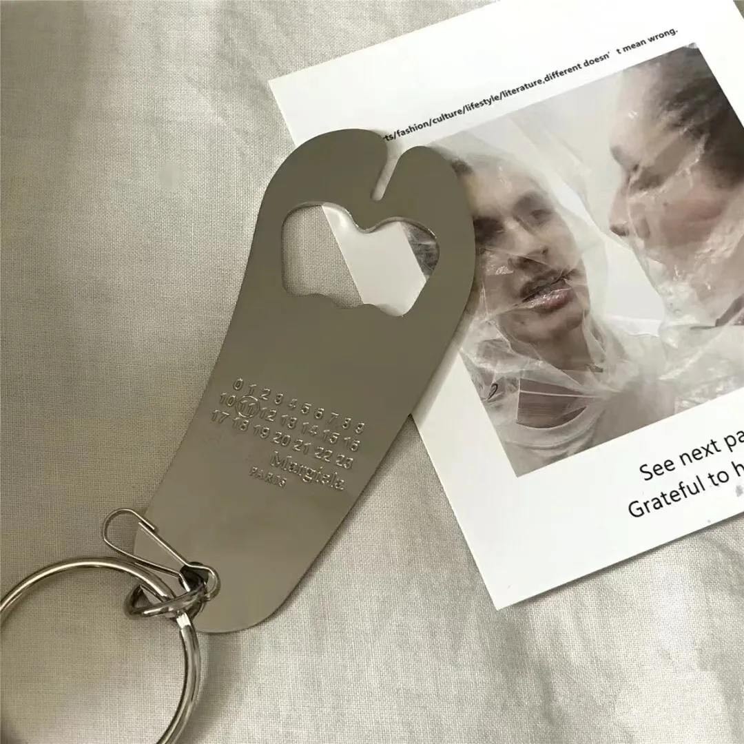Margiela Key Chain Fashion MM6 23SS Classic Tabi Horseshoe Beer Bottle Opener Personalized Hanging Waist Jewelry Joyas Keychain