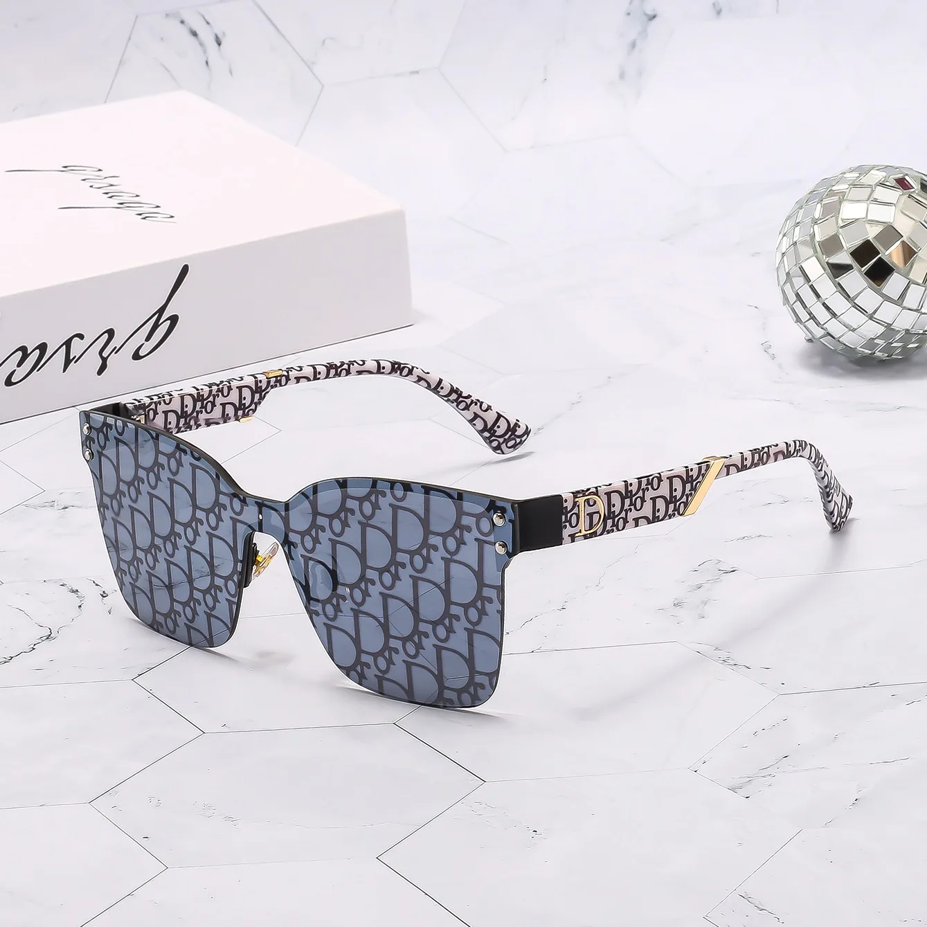 

Europe And The United States Fashion Large Frame Thin Lettering Printed Sunglasses Street Photography With Metal Gradient Color