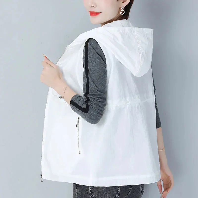 Женский однотонный жилет без рукавов с капюшоном