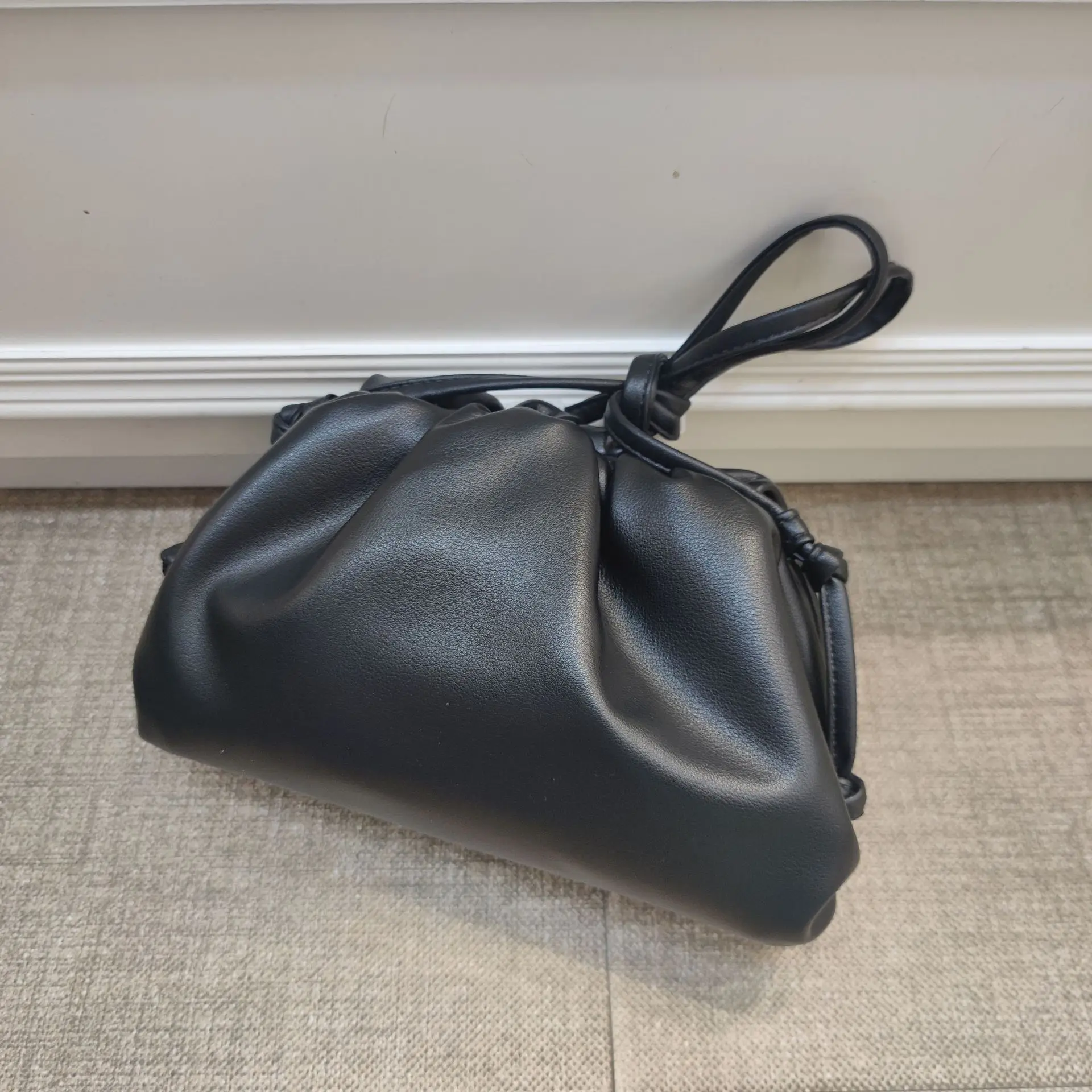 Рисунок 4 - Роскошная Брендовая женская сумка в форме облака