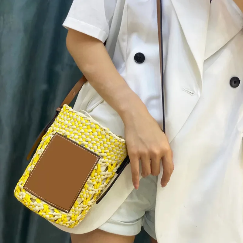 2023 New Fashion Versatile Shoulder Messenger Foreign Style Woven Handbag Luxury FashionSac A Main Plaid Bucket Straw Woven Bags