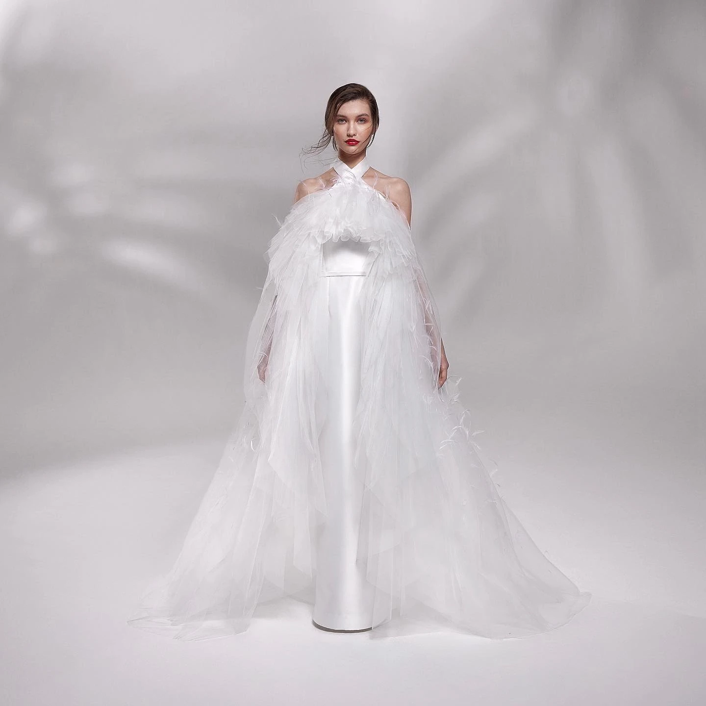 

Delicate White Evening Dresses Halter Neck Sleeveless Floor Length Backless Tulle Pleated Feathers Prom Party Gowns Custom Made